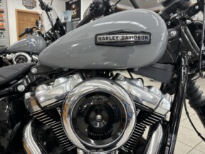 2026 Harley-Davidson® Street Bob® Dark Billiard Gray Chrome Cast Wheels thumb 3