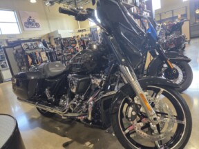 2026 Harley-Davidson® Street Glide® Midnight Ember Chrome Trim thumb 2