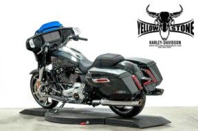 2026 Harley-Davidson® Street Glide® Midnight Ember Chrome Trim thumb 1