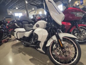 2026 Harley-Davidson® Street Glide Limited White Onyx Pearl Black Trim thumb 3