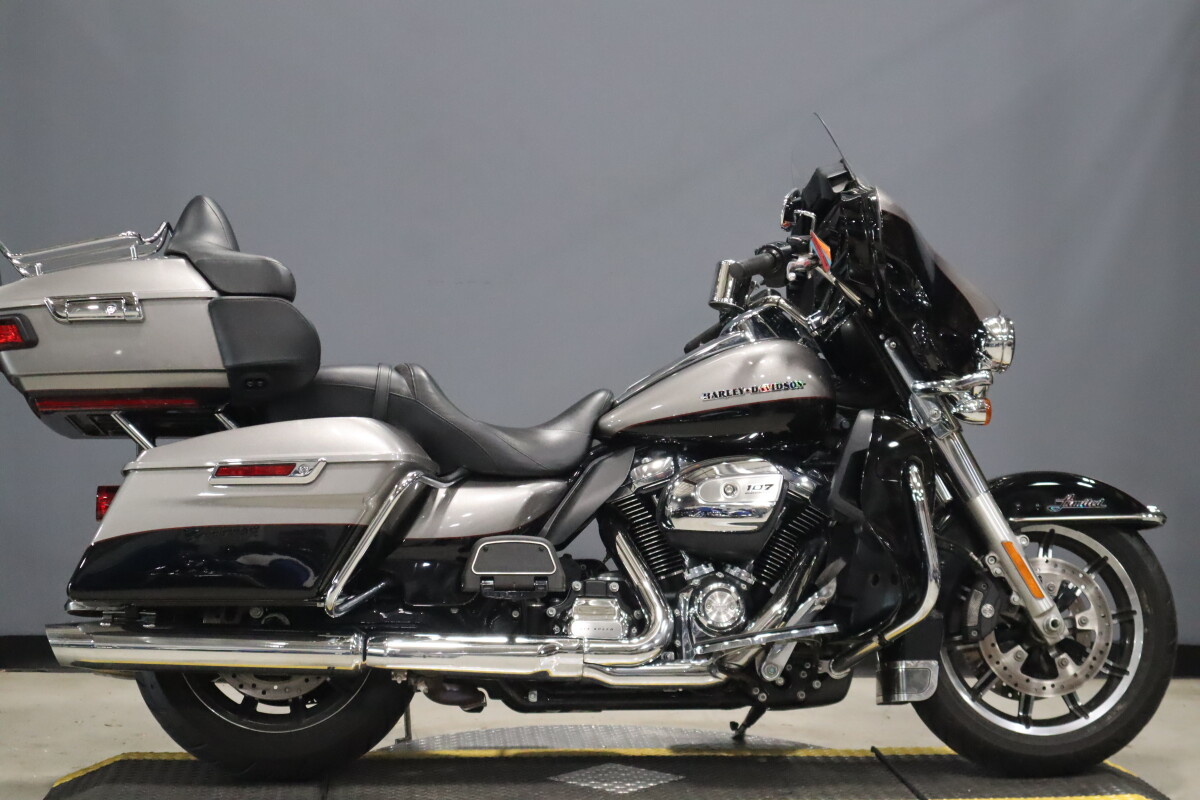 2017 Harley-Davidson® Ultra Limited FLHTK