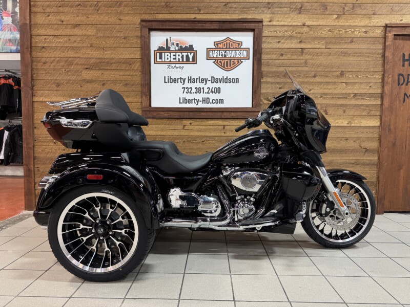 2026 Harley-Davidson® Street Glide 3 Limited Vivid Black Chrome Trim  FLHLT