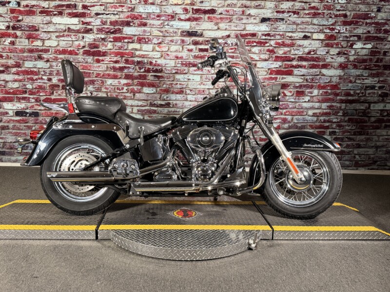 Harley-Davidson® Heritage Softail® Classic 2015 FLSTC BLACK W/ PINSTRIPE