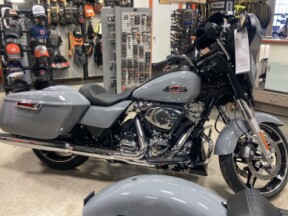 2026 Harley-Davidson® Street Glide® Dark Billiard Gray Chrome Trim thumb 2