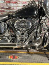 Harley-Davidson® Heritage Softail® Classic 2015 FLSTC BLACK W/ PINSTRIPE thumb 2