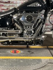 Harley-Davidson® Fat Boy® 2026 FLFB VIVID BLACK thumb 2
