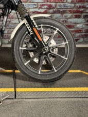 Harley-Davidson® Iron 883™ 2018 XL 883N BNVL SALT DENIM thumb 1