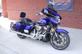 2025 Harley-Davidson® CVO™ Street Glide® Blue Streak thumb 3