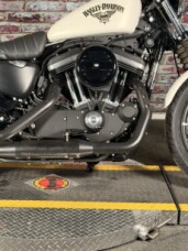 Harley-Davidson® Iron 883™ 2018 XL 883N BNVL SALT DENIM thumb 2