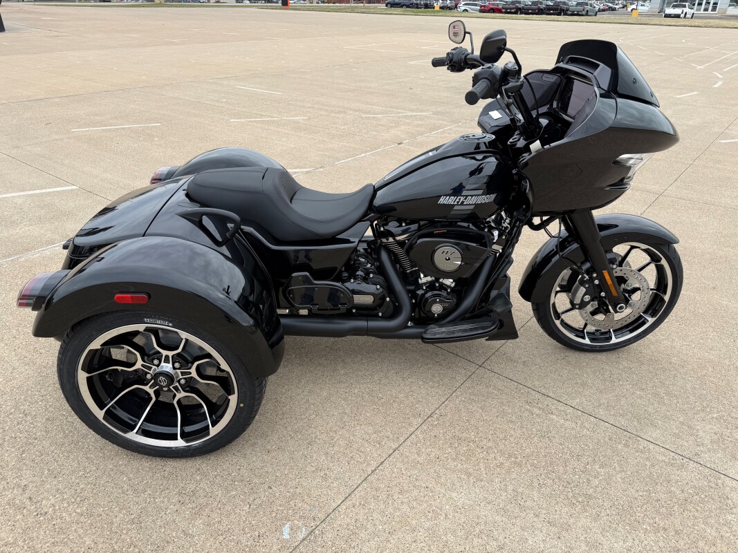 2026 Harley-Davidson® Road Glide 3 Vivid Black