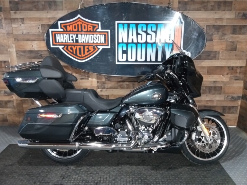 2026 Harley-Davidson® Street Glide Limited Iron Horse Metallic Chrome Trim