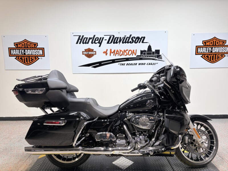 2026 FLHXL Harley-Davidson® Street Glide Limited Vivid Black Chrome Trim