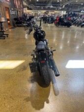Harley-Davidson® Street Bob™ 2025 FXBB VIVID BLACK thumb 2