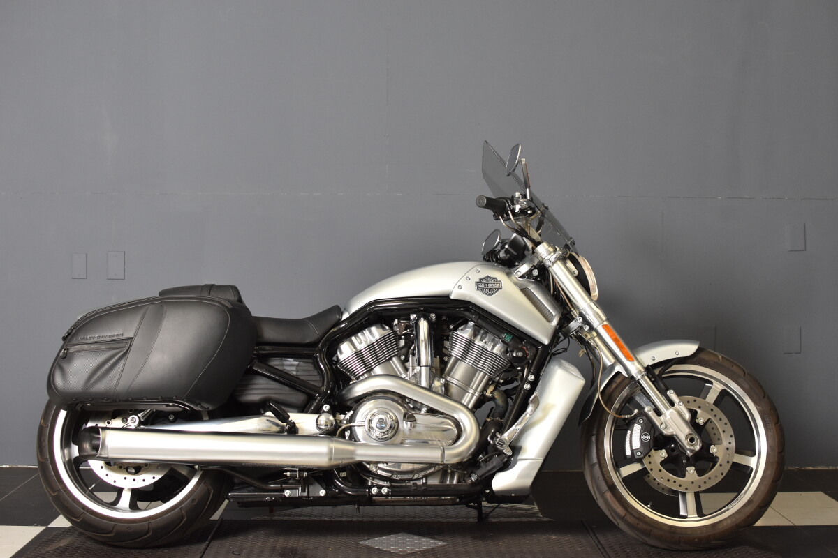 2011 Harley-Davidson® V-Rod Muscle® Barracuda Silver | Desert Wind