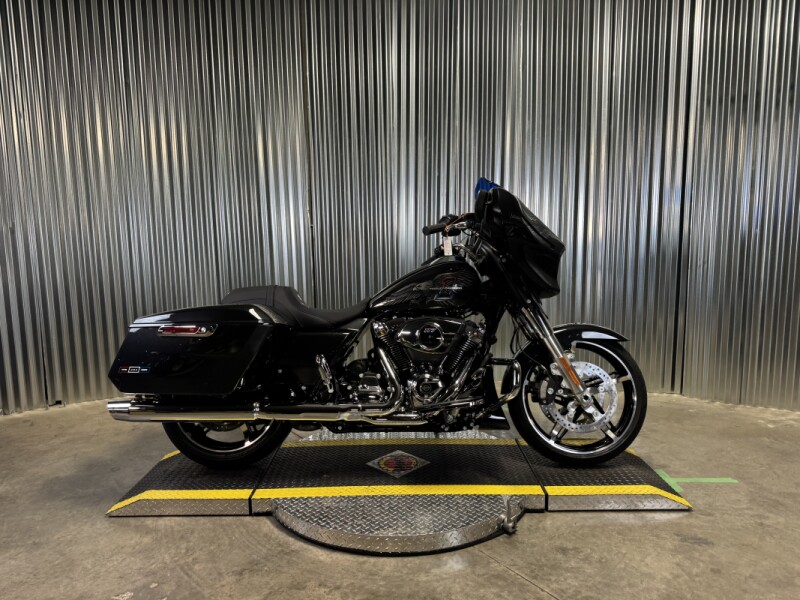 2026 Harley-Davidson® Street Glide® Midnight Ember Chrome Trim