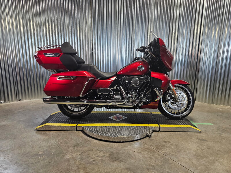 2026 Harley-Davidson® Street Glide Limited Brilliant Red Chrome Trim