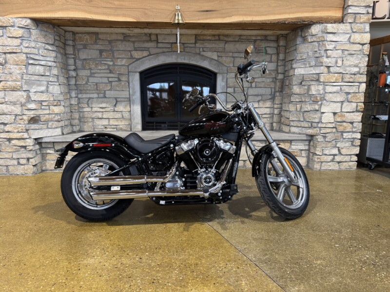 Harley-Davidson® Softail™ Standard 2024 FXST VIVID BLACK