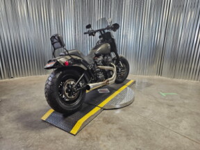 2018 Harley-Davidson® Fat Bob® 114 INDSTRL GRY DNM thumb 2
