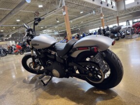 Harley-Davidson® Street Bob® 2020 FXBB BRACUDA SLV DNM W/PINSTRIPE thumb 0