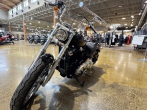 Harley-Davidson® Softail™ Standard 2024 FXST VIVID BLACK thumb 0