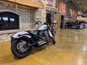 Harley-Davidson® Street Bob® 2020 FXBB BRACUDA SLV DNM W/PINSTRIPE thumb 3
