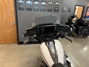 2024 Harley-Davidson® Street Glide® White Onyx Pearl thumb 0