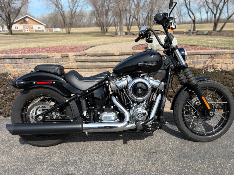 2025 Harley-Davidson® Street Bob® Vivid Black w/Laced Wheels