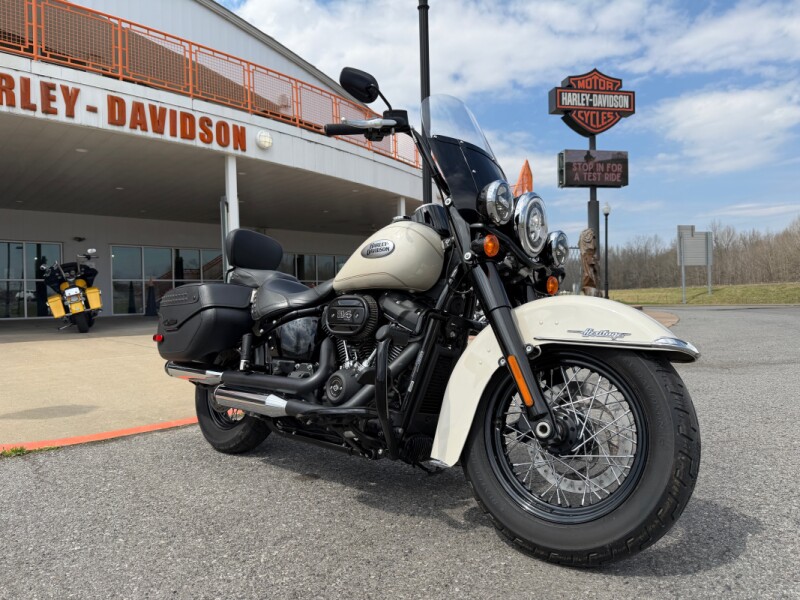 2022 Harley-Davidson® Heritage Classic 114 White Sand Pearl