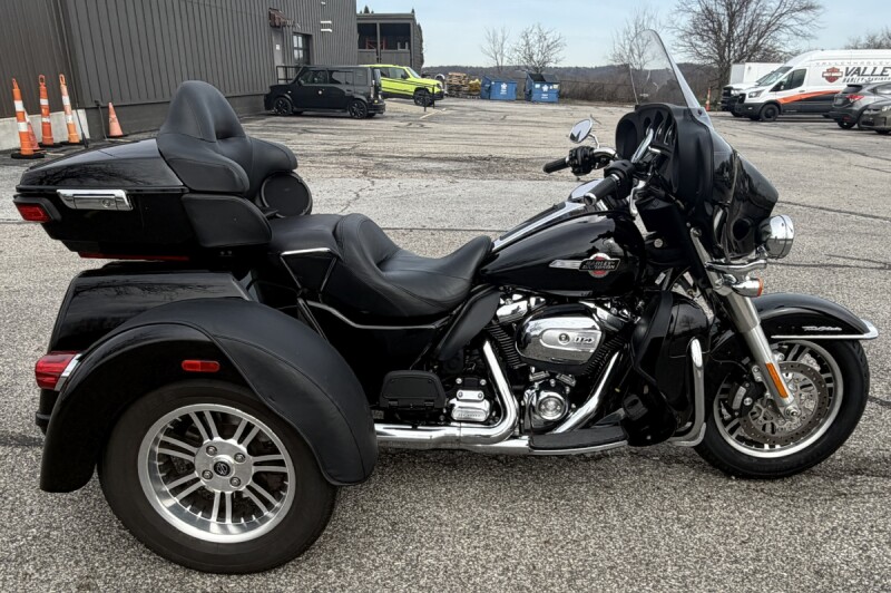 Harley-Davidson Tri Glide Ultra 2023 FLHTCUTG 851684 BLACK W/ PINSTRIPE