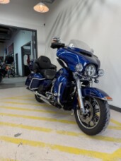 2016 Harley-Davidson® Electra Glide® Ultra Classic™ - Superior Blue thumb 2