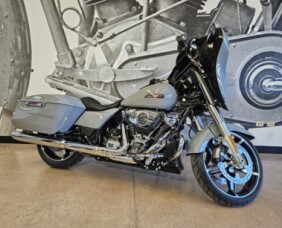2026 Street Glide® FLHX thumb 3