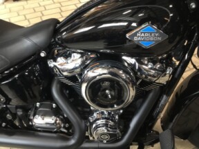 2025 Harley-Davidson® Heritage Classic Vivid Black w/Laced Wheels thumb 3