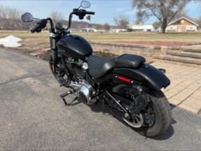 2025 Harley-Davidson® Street Bob® Vivid Black w/Laced Wheels thumb 0