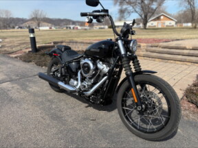 2025 Harley-Davidson® Street Bob® Vivid Black w/Laced Wheels thumb 3