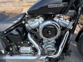 2025 Harley-Davidson® Street Bob® Vivid Black w/Laced Wheels thumb 2