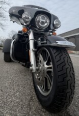 Harley-Davidson Tri Glide Ultra 2023 FLHTCUTG 851684 BLACK W/ PINSTRIPE thumb 0