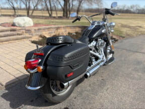 2024 Harley-Davidson® Heritage Classic Vivid Black thumb 1
