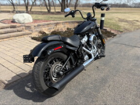 2025 Harley-Davidson® Street Bob® Vivid Black w/Laced Wheels thumb 1