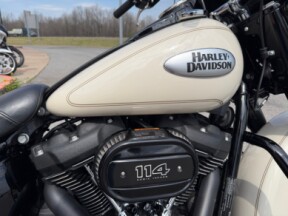 2022 Harley-Davidson® Heritage Classic 114 White Sand Pearl thumb 0