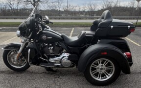 Harley-Davidson Tri Glide Ultra 2023 FLHTCUTG 851684 BLACK W/ PINSTRIPE thumb 2