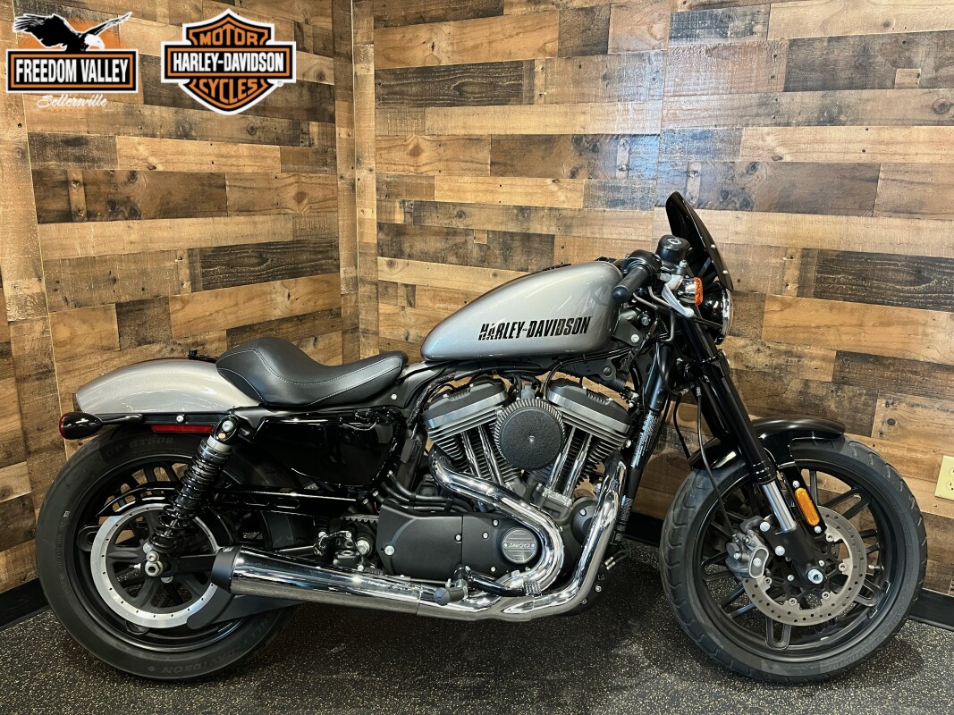 2016 Harley-Davidson® Roadster™ Vivid Black & Charcoal Denim
