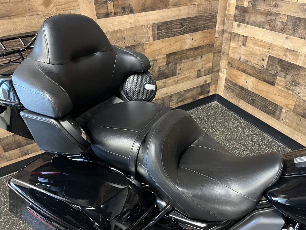 2022 Harley-Davidson® Road Glide® Limited Vivid Black - Black Finish FLTRXS, photo 8