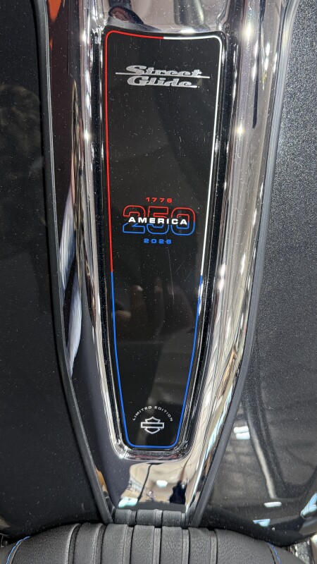 2026 Harley-Davidson® Street Glide® Midnight Ember Chrome Trim, photo 6