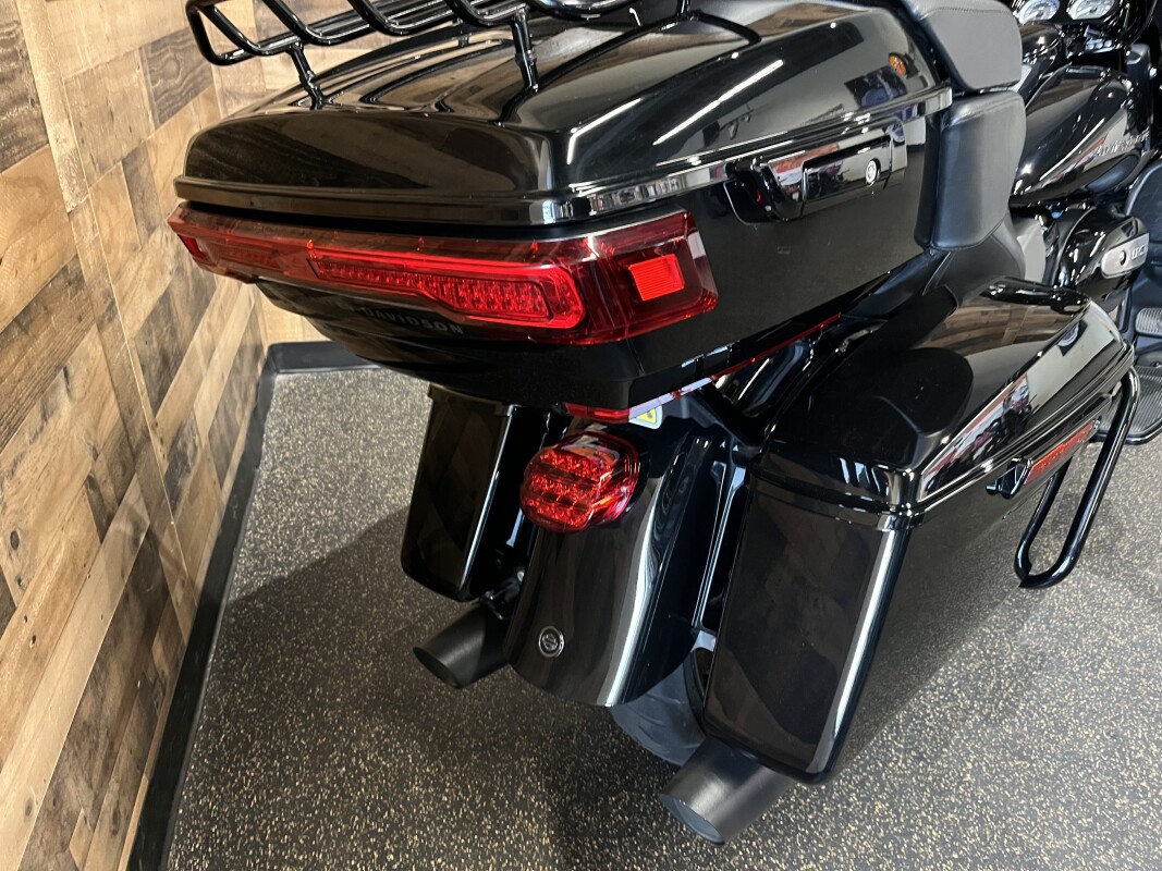 2022 Harley-Davidson® Road Glide® Limited Vivid Black - Black Finish FLTRXS, photo 9