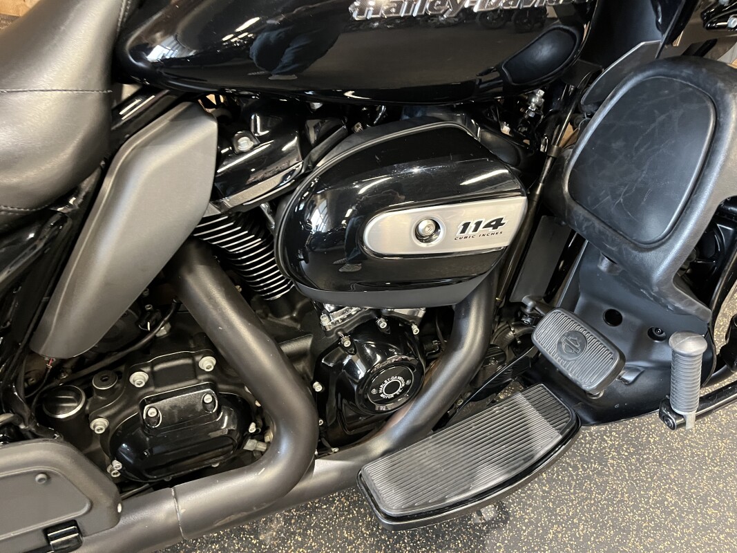2022 Harley-Davidson® Road Glide® Limited Vivid Black - Black Finish FLTRXS, photo 7