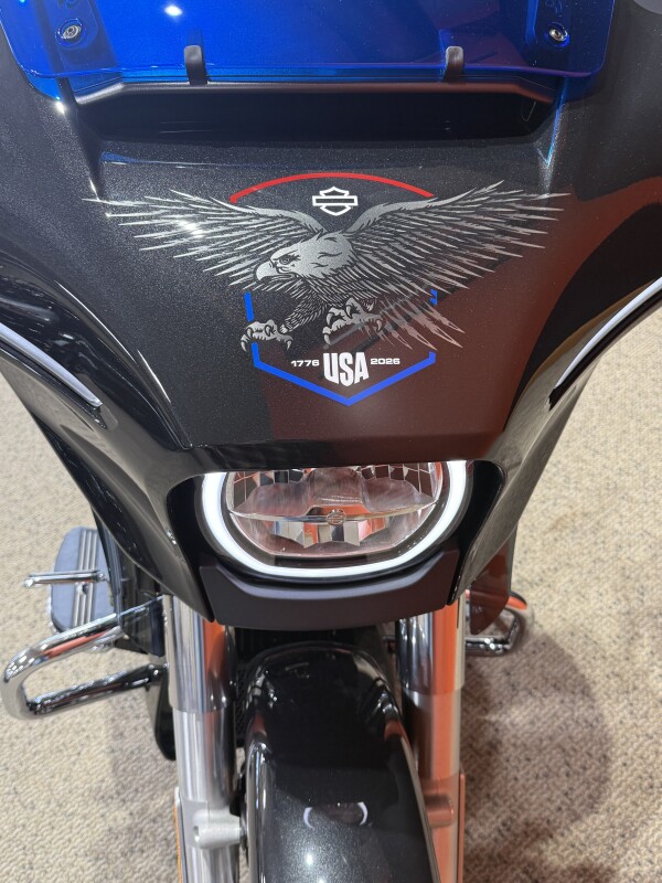 2026 Harley-Davidson® Street Glide® Midnight Ember Chrome Trim, photo 8