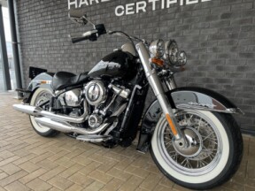 2018 Harley-Davidson® Deluxe Vivid Black thumb 3