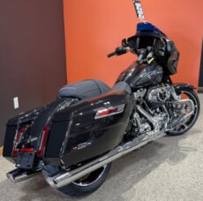 2026 Harley-Davidson® Street Glide® Midnight Ember Chrome Trim thumb 1
