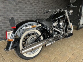 2018 Harley-Davidson® Deluxe Vivid Black thumb 2
