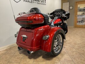 2021 Harley-Davidson® CVO™ Tri Glide® Sunset Orange & Sunset Black  FLHTCUTGSE thumb 1